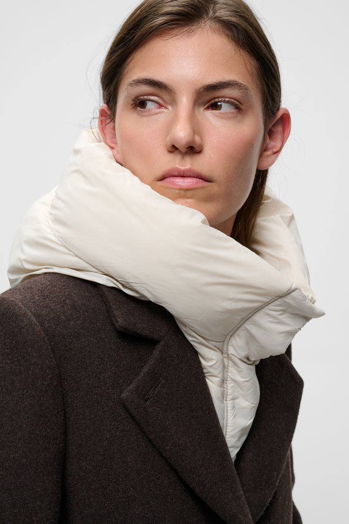 Capuchon Lila - Accessoire de tête matelassé avec col montant intégré