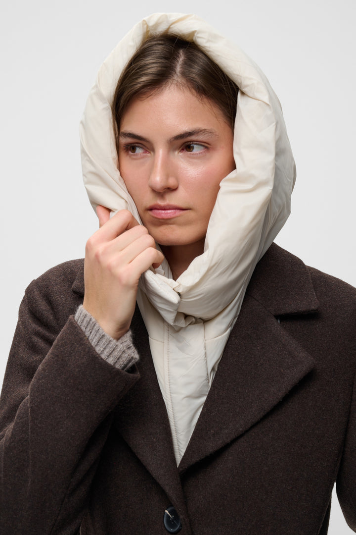 Capuchon Lila - Accessoire de tête matelassé avec col montant intégré