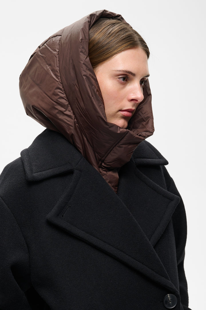 Capuchon Lila - Accessoire de tête matelassé avec col montant intégré