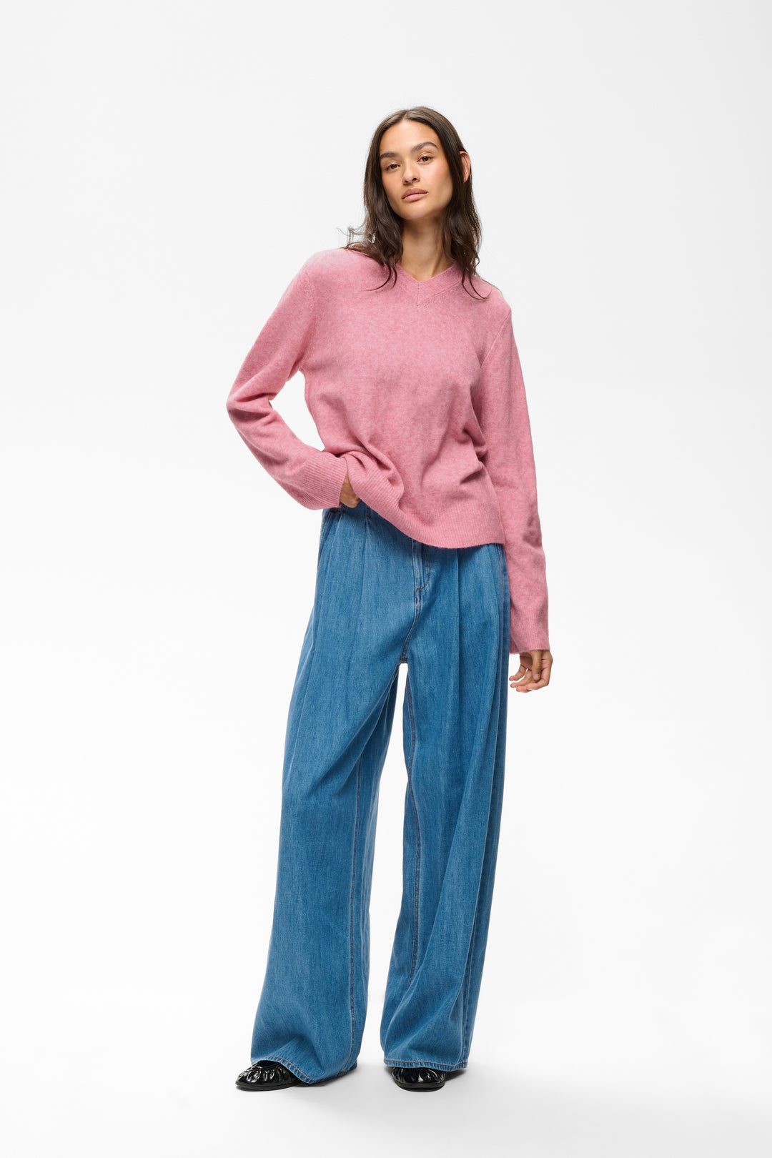 Chandail doux en tricot enrichi de laine et d'alpaga Guni - Avec col en V et coupe droite