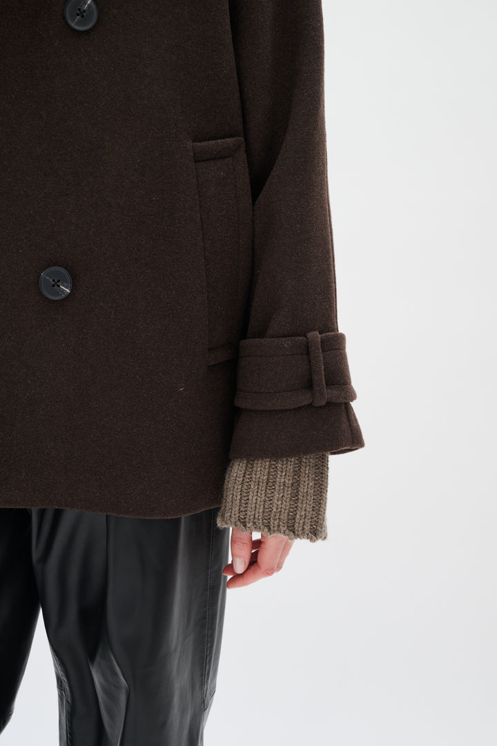 Manteau court Thora - En laine mélangée et à boutonnage croisé
