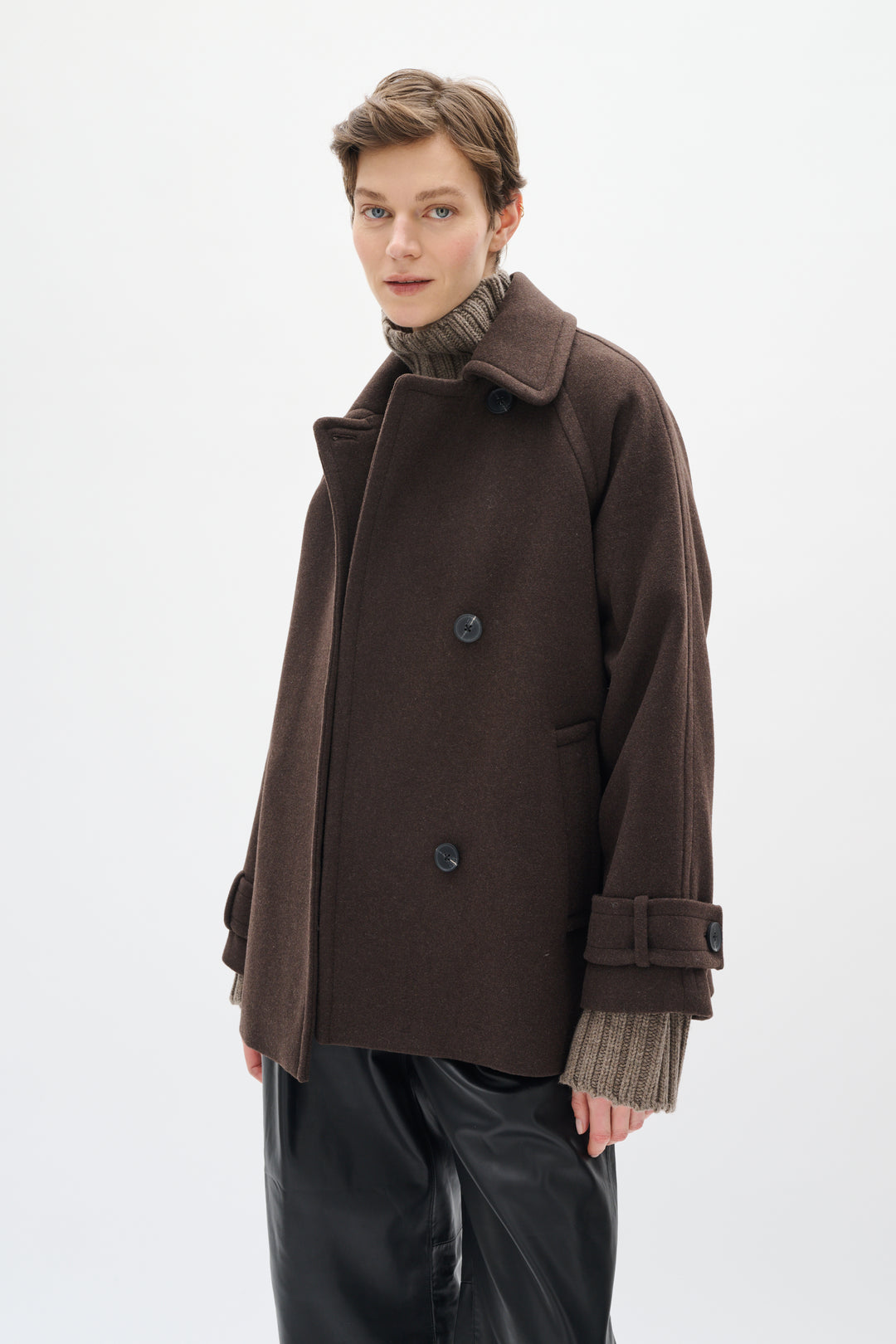 Manteau court Thora - En laine mélangée et à boutonnage croisé