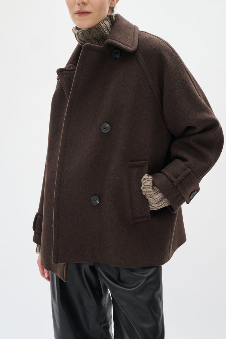 Manteau court Thora - En laine mélangée et à boutonnage croisé