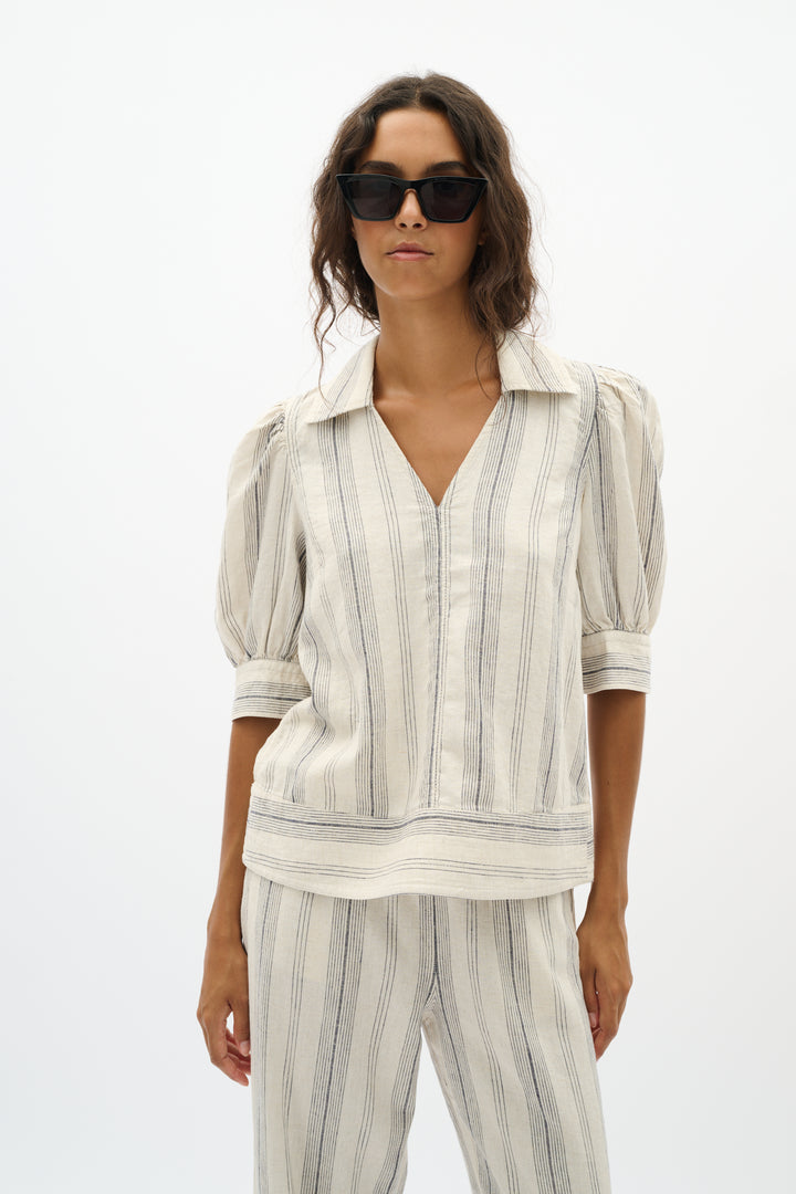 Edith Short-Sleeved Blouse - Lightweight linen and relaxed fit