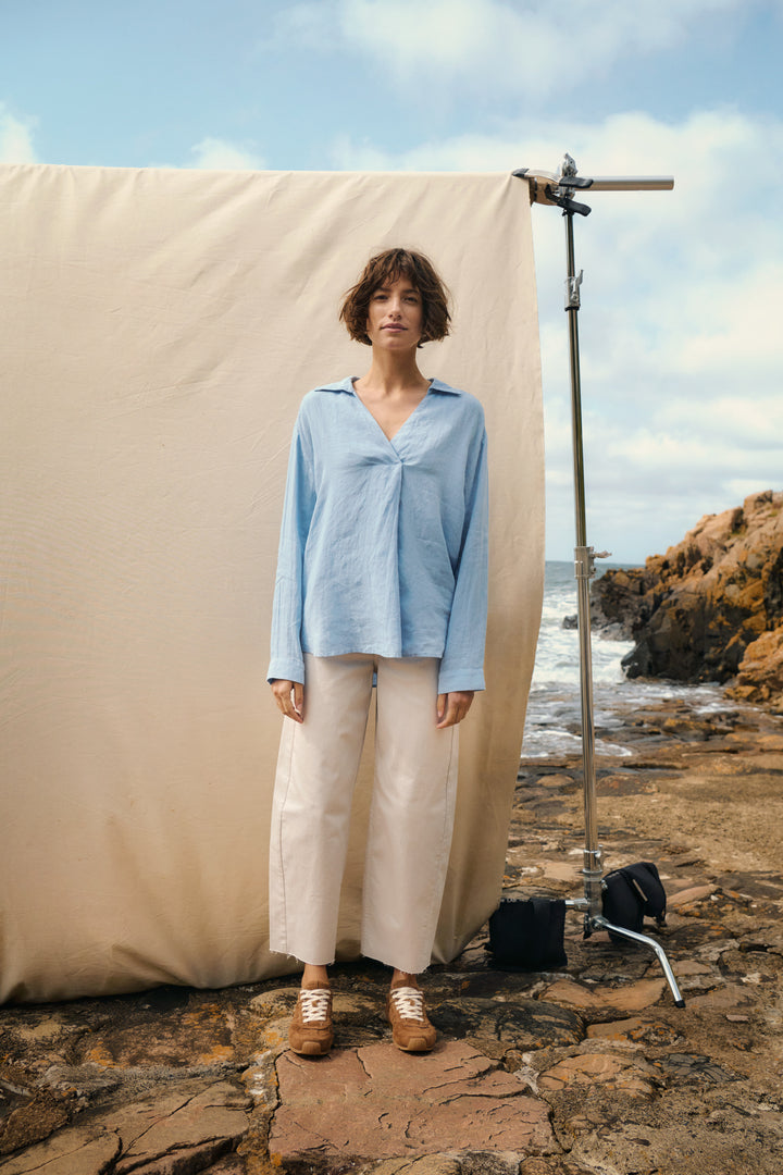 Ayo Linen Blouse – V-neck and straight cut