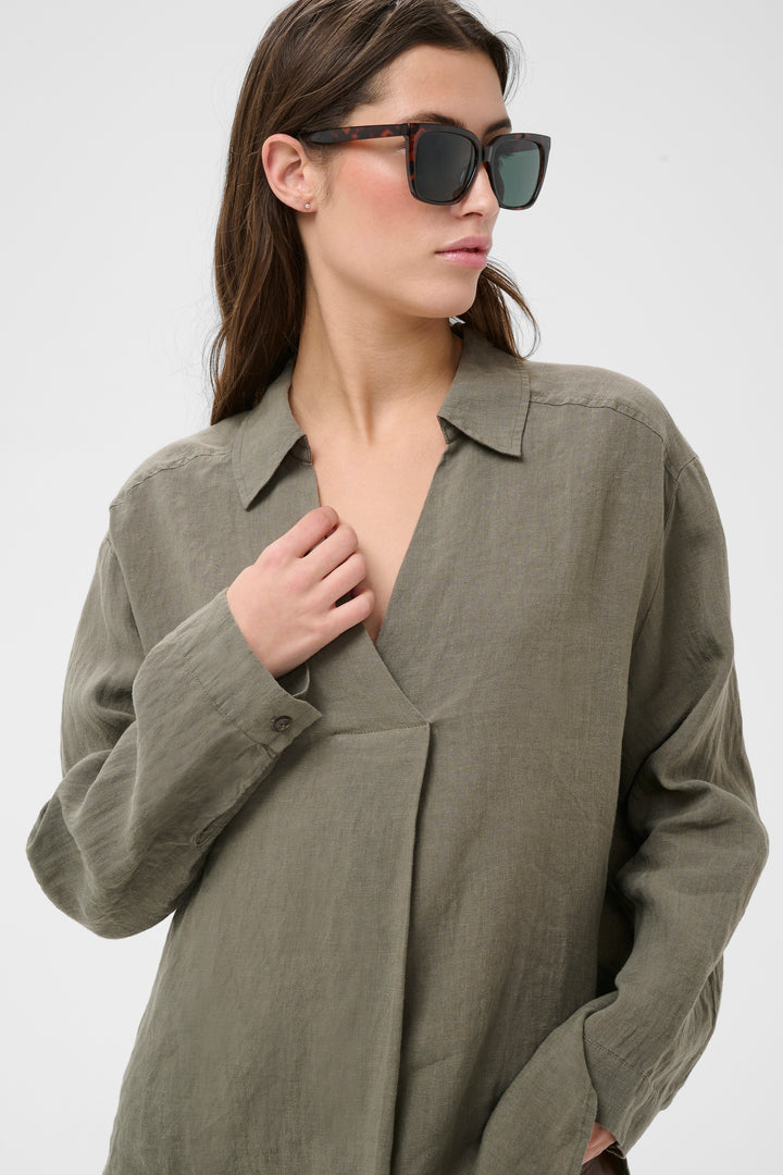 Blouse en lin Ayo – Col en V et coupe droite