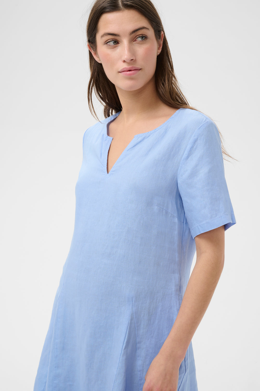 Robe en lin Aminasa – Coupe régulière et design épuré