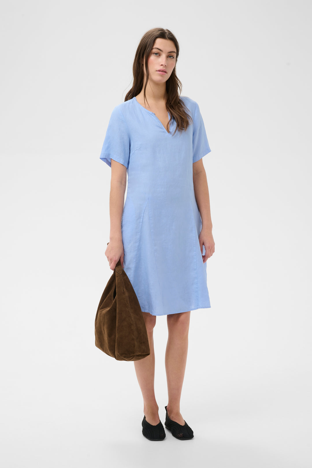 Robe en lin Aminasa – Coupe régulière et design épuré