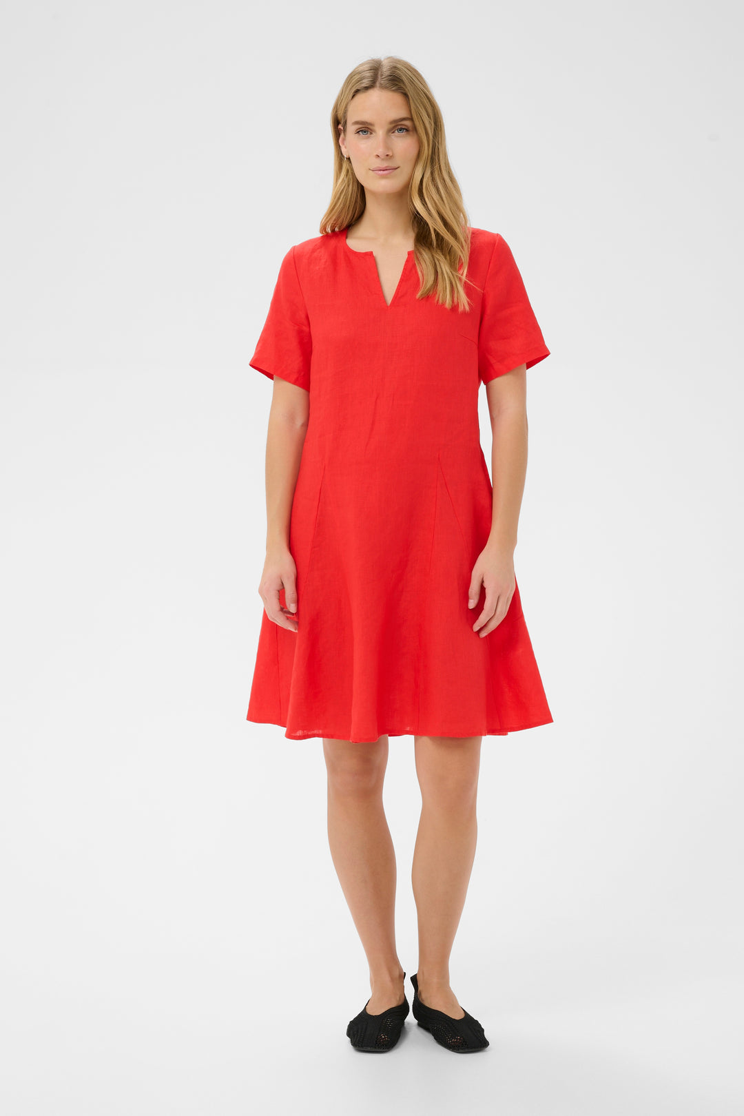 Robe en lin Aminasa – Coupe régulière et design épuré