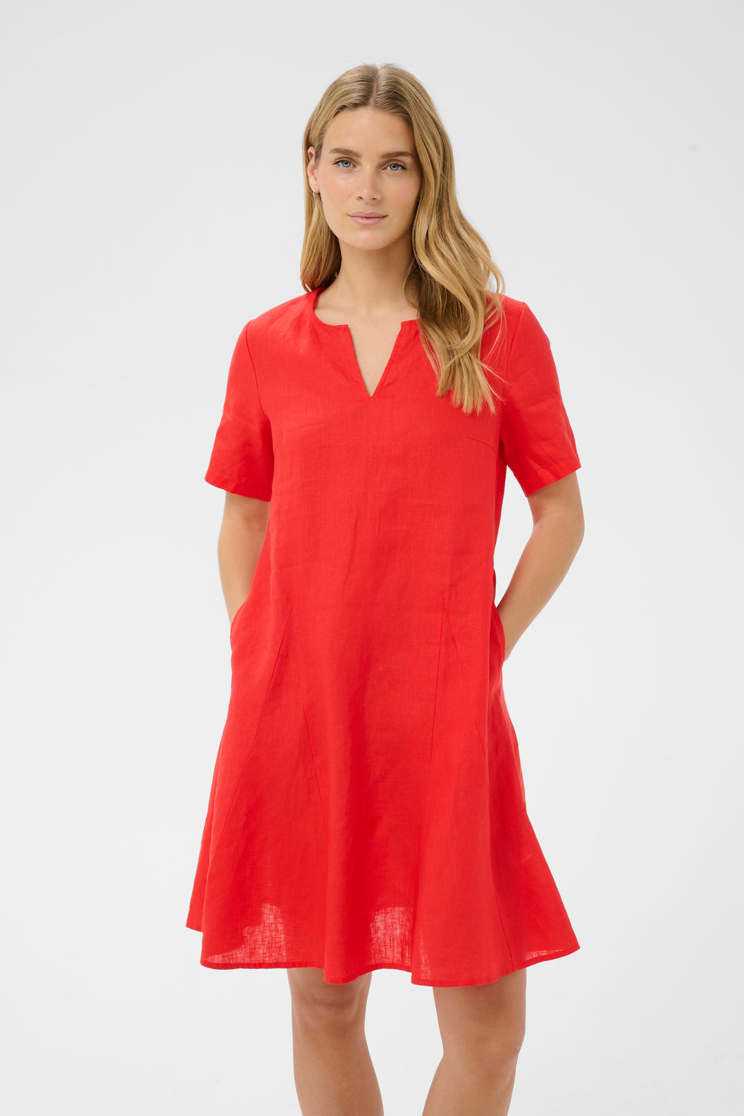 Robe en lin Aminasa – Coupe régulière et design épuré