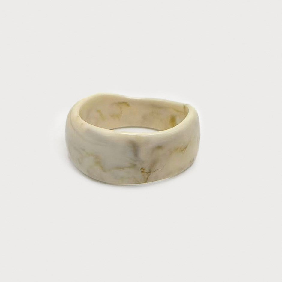Bracelet en résine marbrée - Rigide aux motifs marbrés et silhouette ondulée