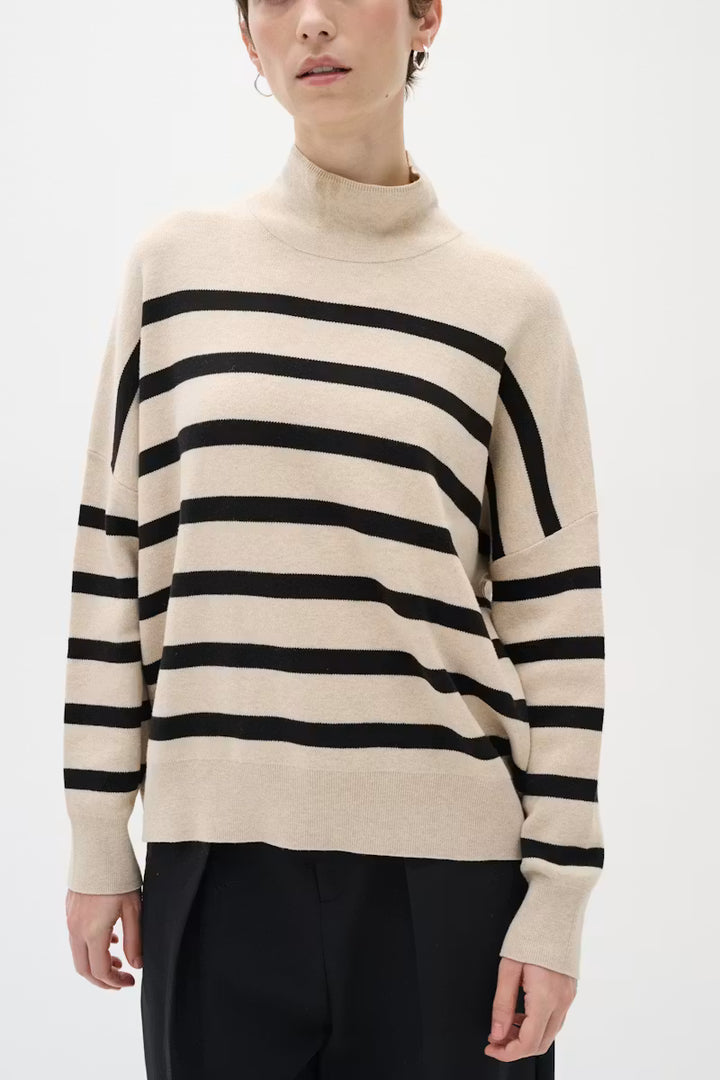 High-necked long-sleeved jumper