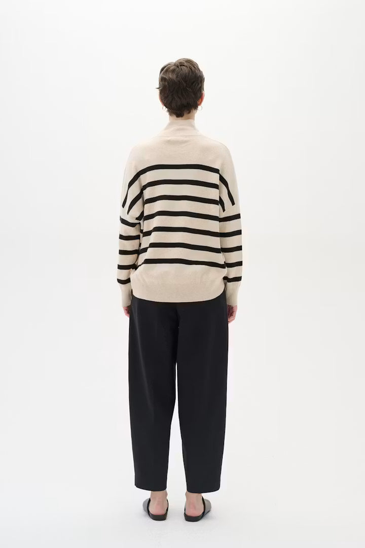 High-necked long-sleeved jumper