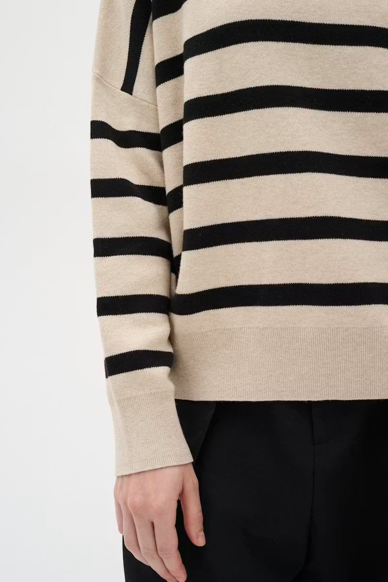 High-necked long-sleeved jumper