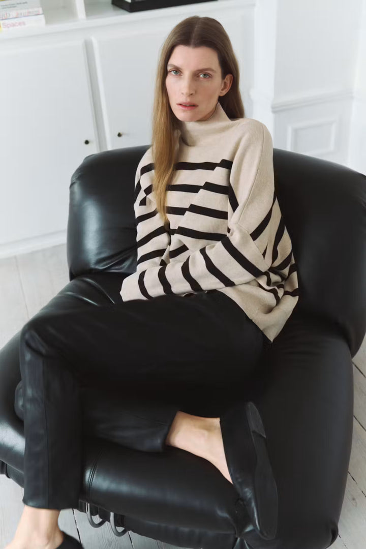 High-necked long-sleeved jumper