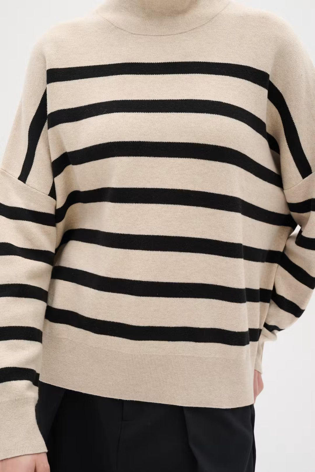 High-necked long-sleeved jumper