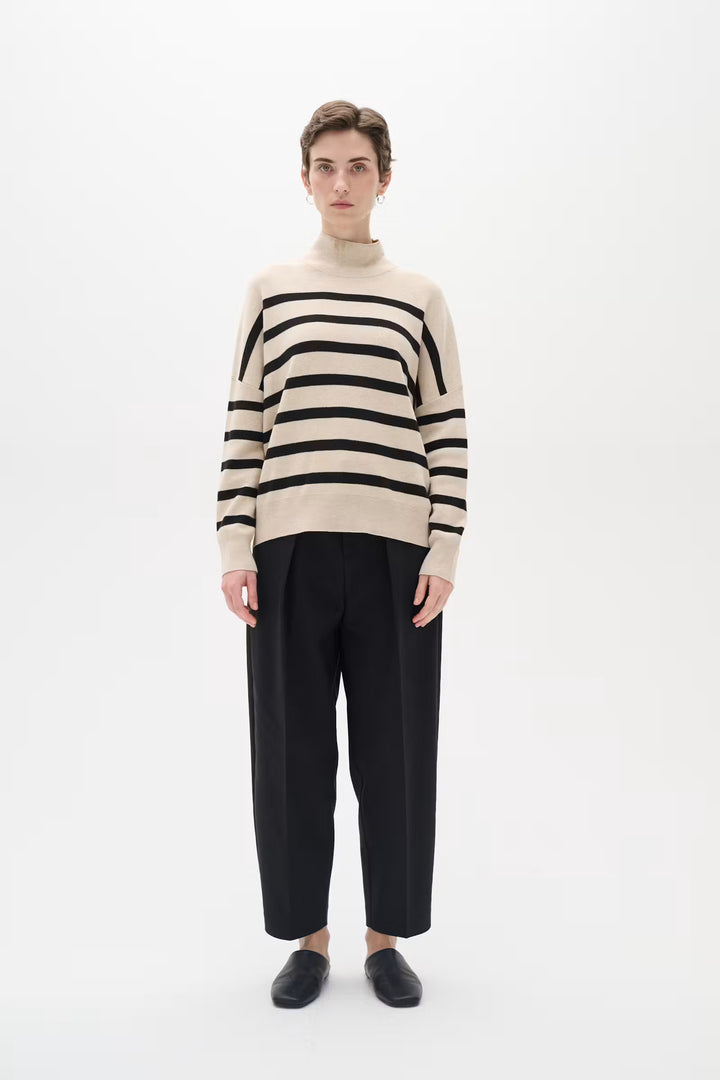 High-necked long-sleeved jumper
