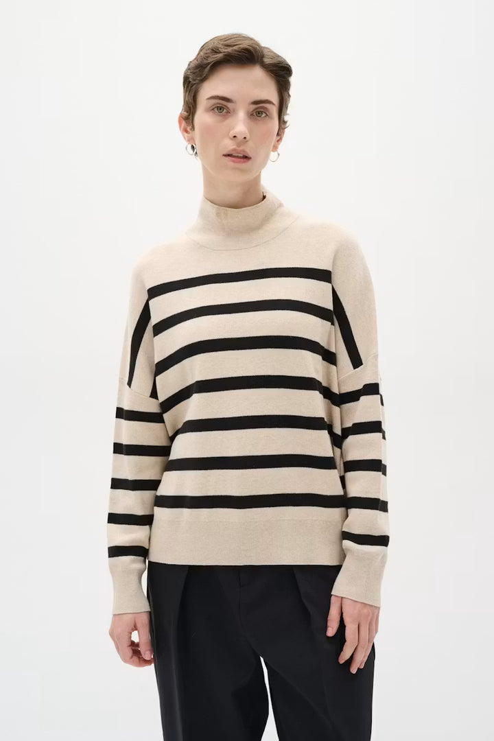 High-necked long-sleeved jumper