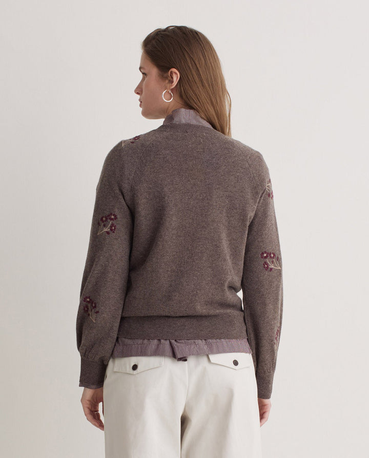 Pull en maille avec broderie florale