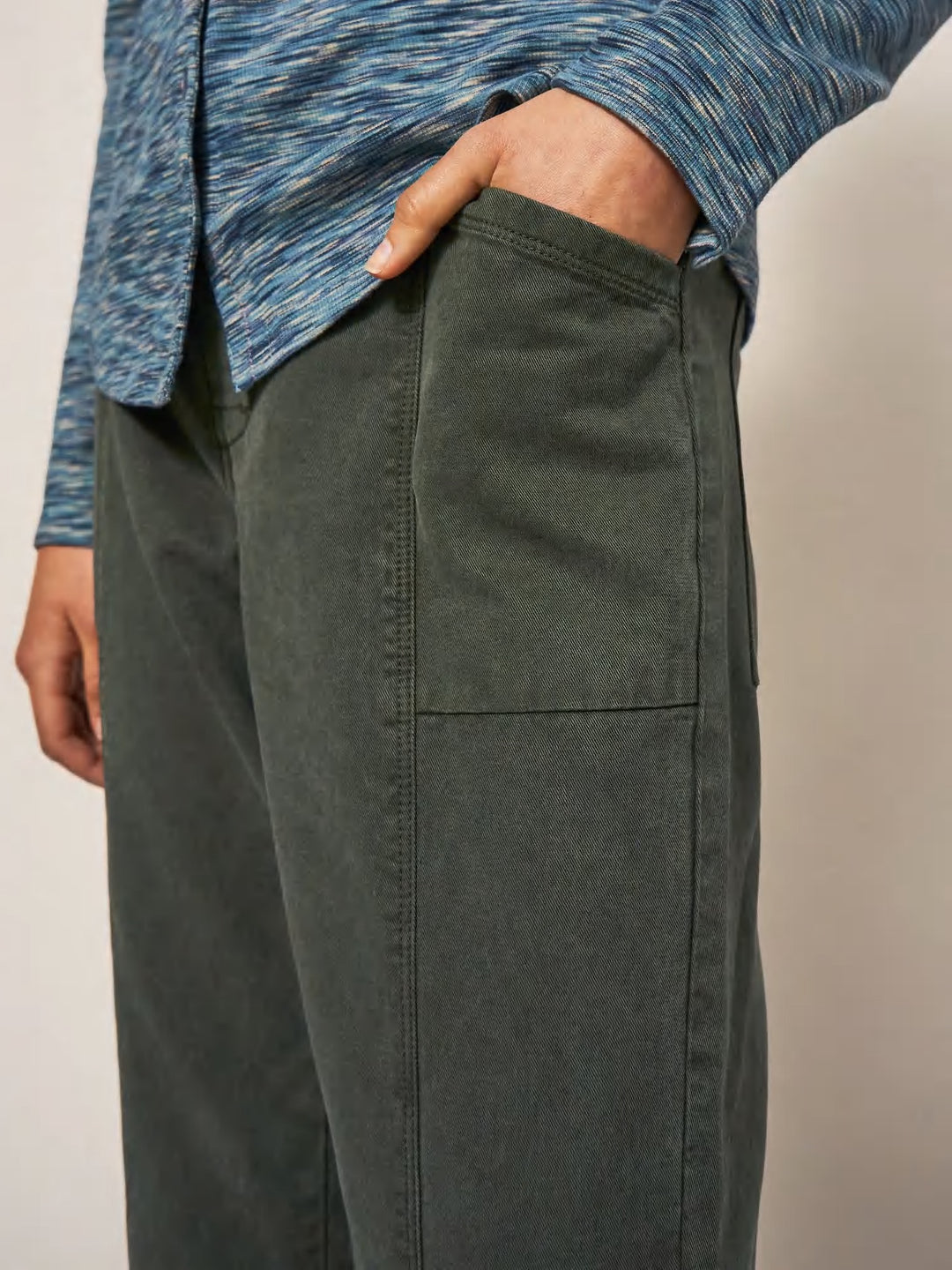 Pantalon coupe droite avec coutures décoratives