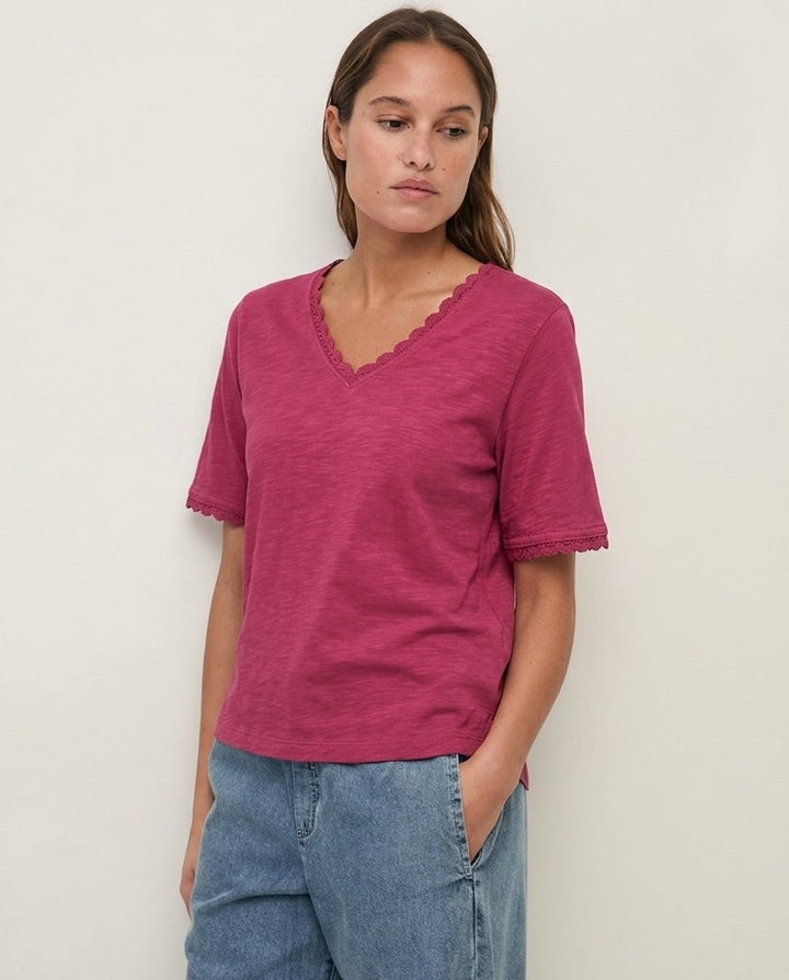 T-shirt en coton biologique - Encolure en V avec détails en crochet délicats