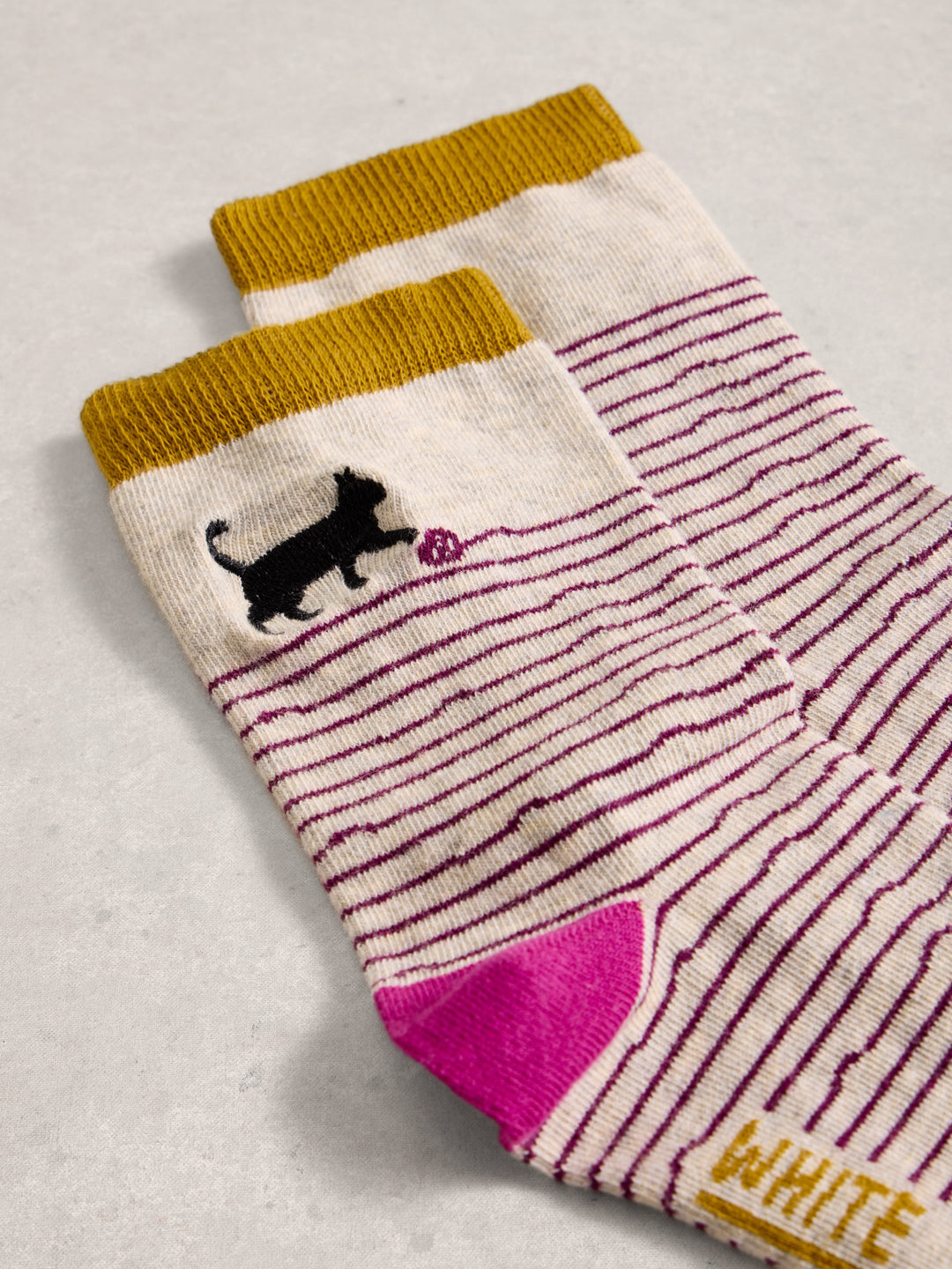 Chaussettes chat et sa balle de laine