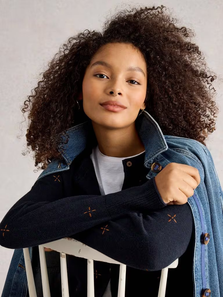 Cardigan à broderies moutarde délicates Lulu