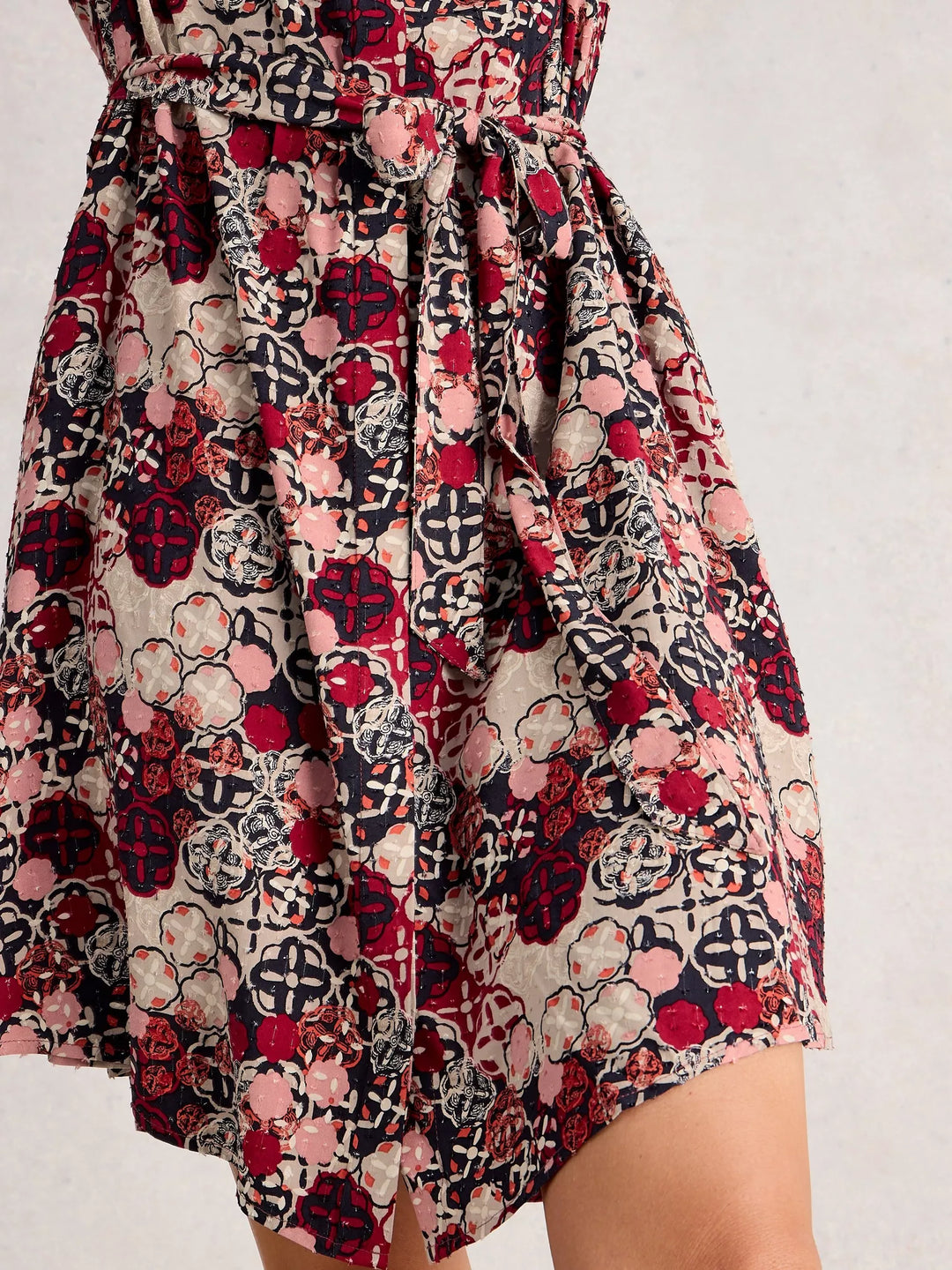 Robe féminine aux accents rouges Monique