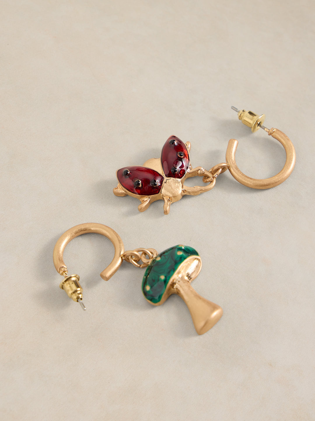 Boucles d'oreilles asymétriques Woodland - Aux pendentifs sculptés