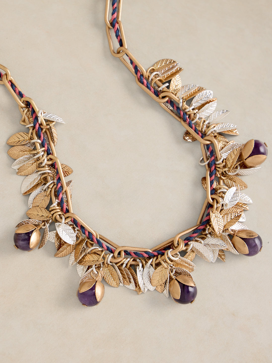 Collier à breloques feuillages Harriet - Chaîne dorée entrelacée de cordons textiles**
