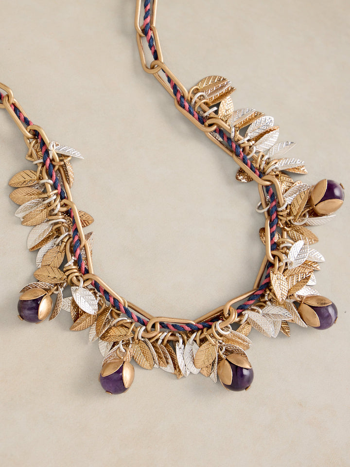 Collier à breloques feuillages Harriet - Chaîne dorée entrelacée de cordons textiles**