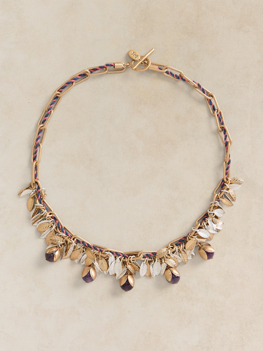 Collier à breloques feuillages Harriet - Chaîne dorée entrelacée de cordons textiles**