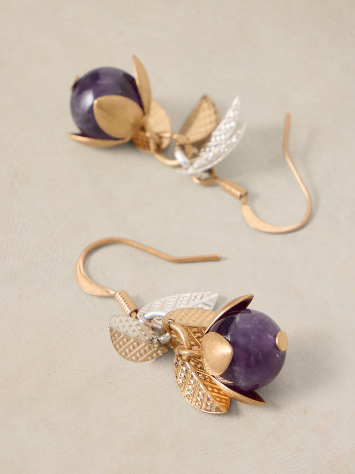 Boucles d'oreilles pendantes d'inspiration florale Harriet - À perle violette