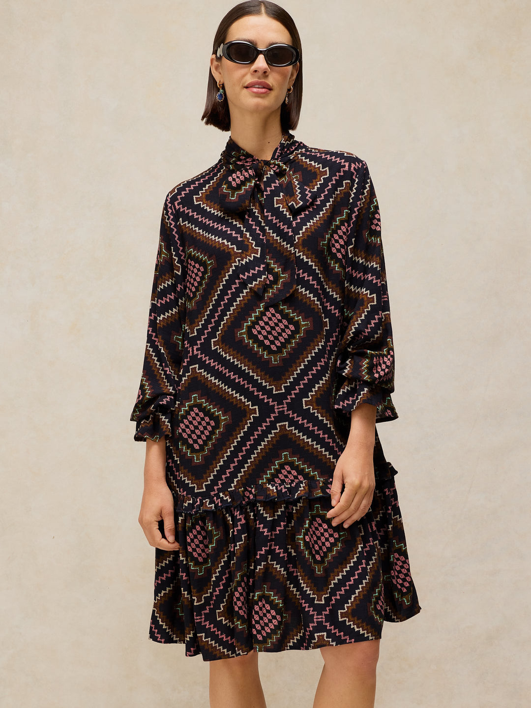 Robe courte imprimée à col lavallière - Fluide au style bohème chic