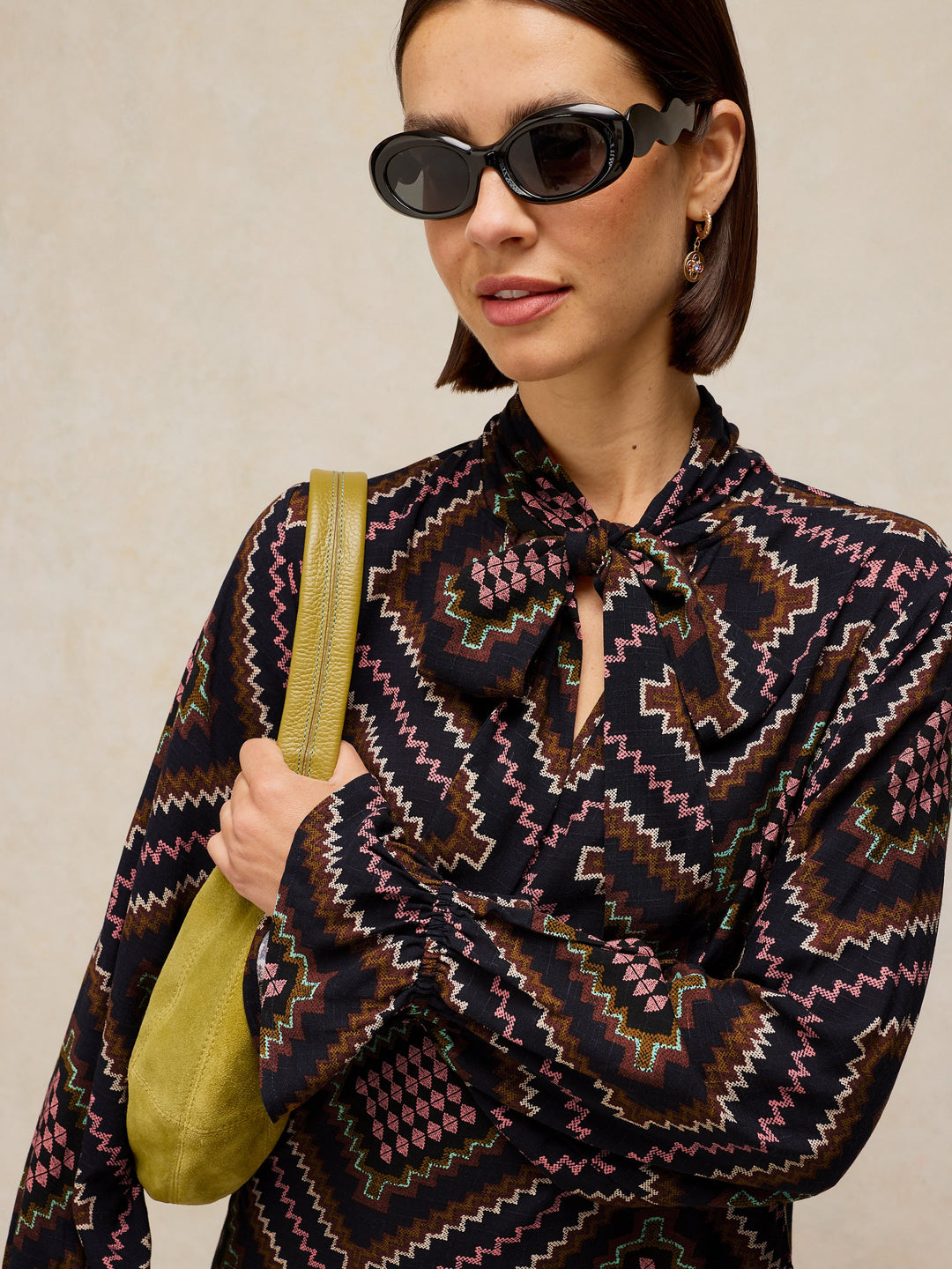 Robe courte imprimée à col lavallière - Fluide au style bohème chic