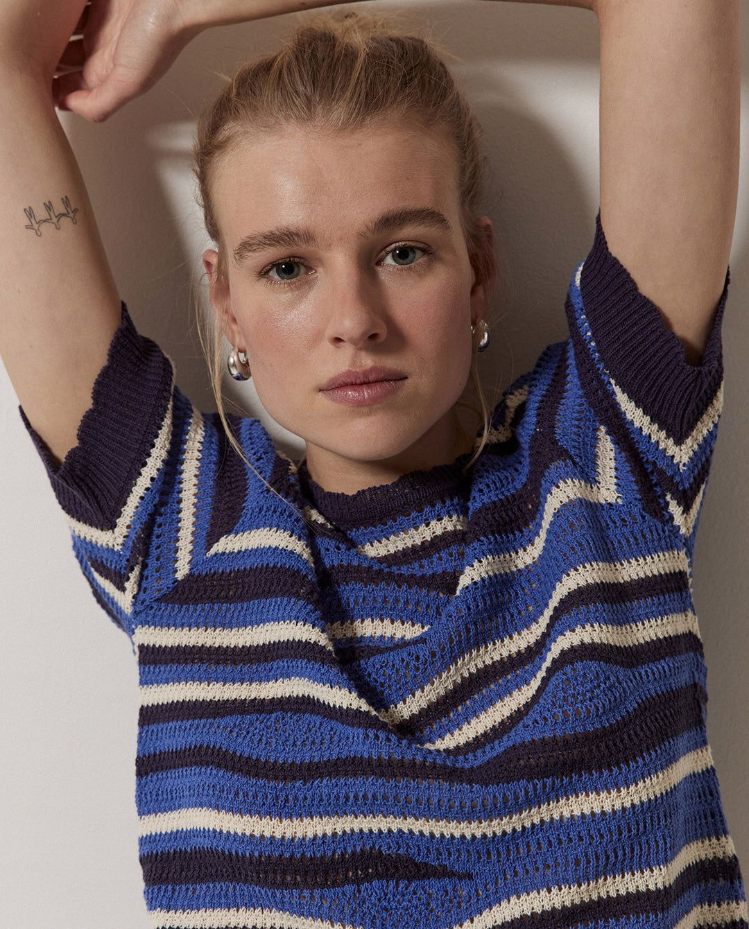 Pull en lin à effet vagué bleu et écru