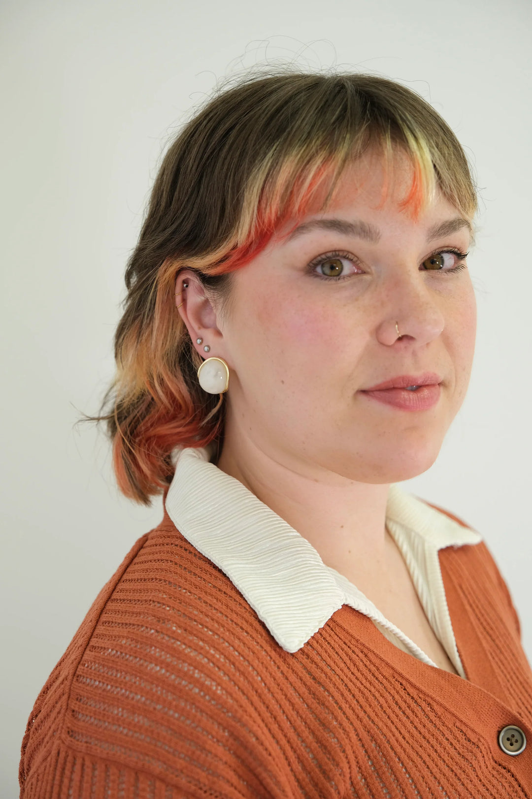 Boucles d'oreilles ovales blanc marbré dorées - En résine
