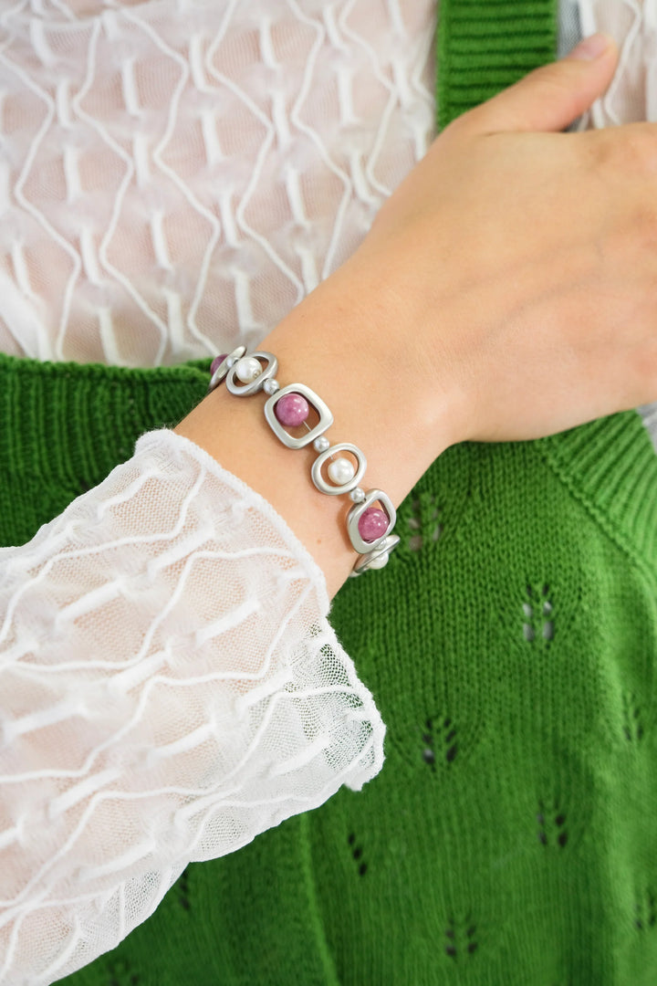 Bracelet géométrique argenté avec pierres semi-précieuses roses et perles - À fermoir magnétique