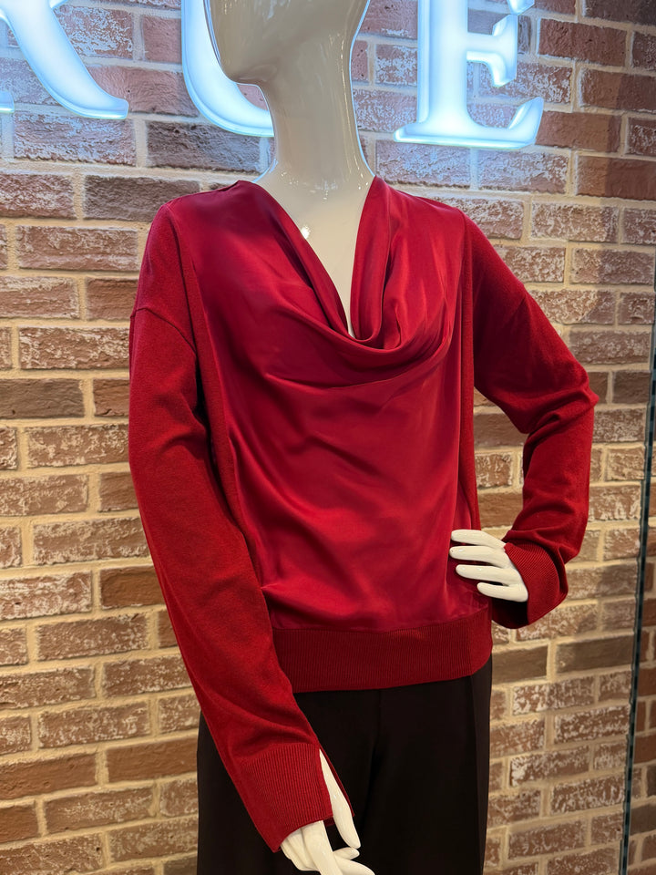 Chandail à col drapé – Aux détails satinés