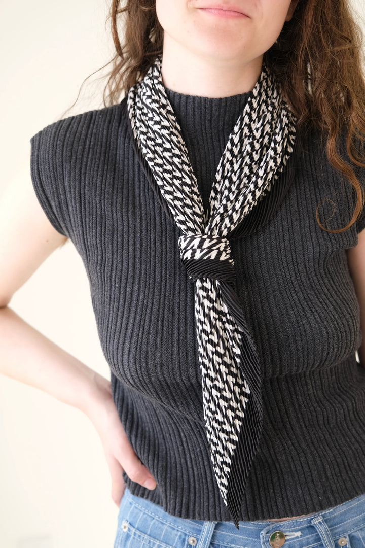 Foulard carré plissé motif géométrique V - Accessoire polyvalent