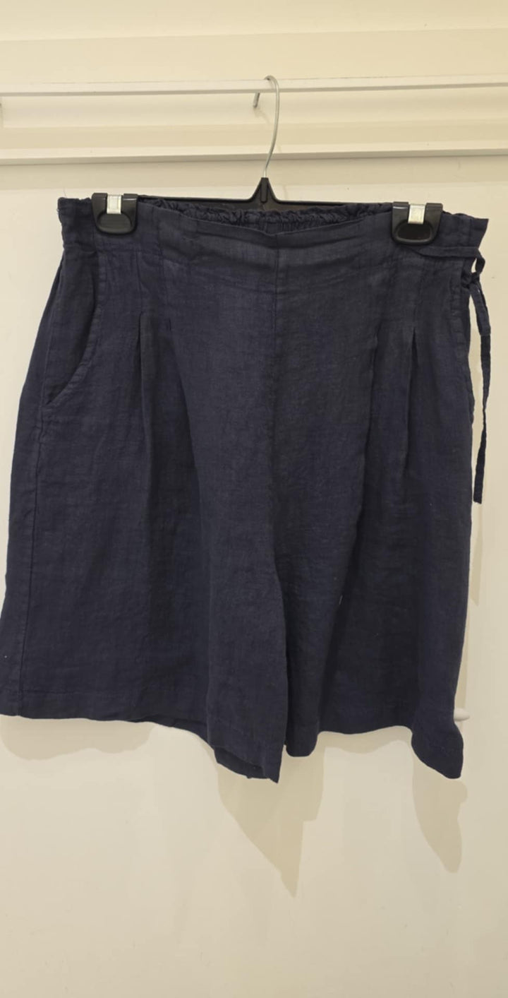 Short taille nouée à boucle latérale