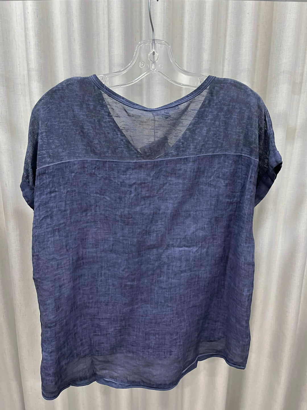 T-shirt en lin col V Breezy – effet délavé léger et polyvalent