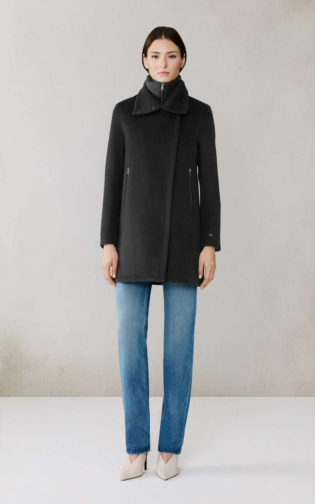 Manteau en laine hybride Abbi - Mi-cuisse à fermeture asymétrique et col amovible