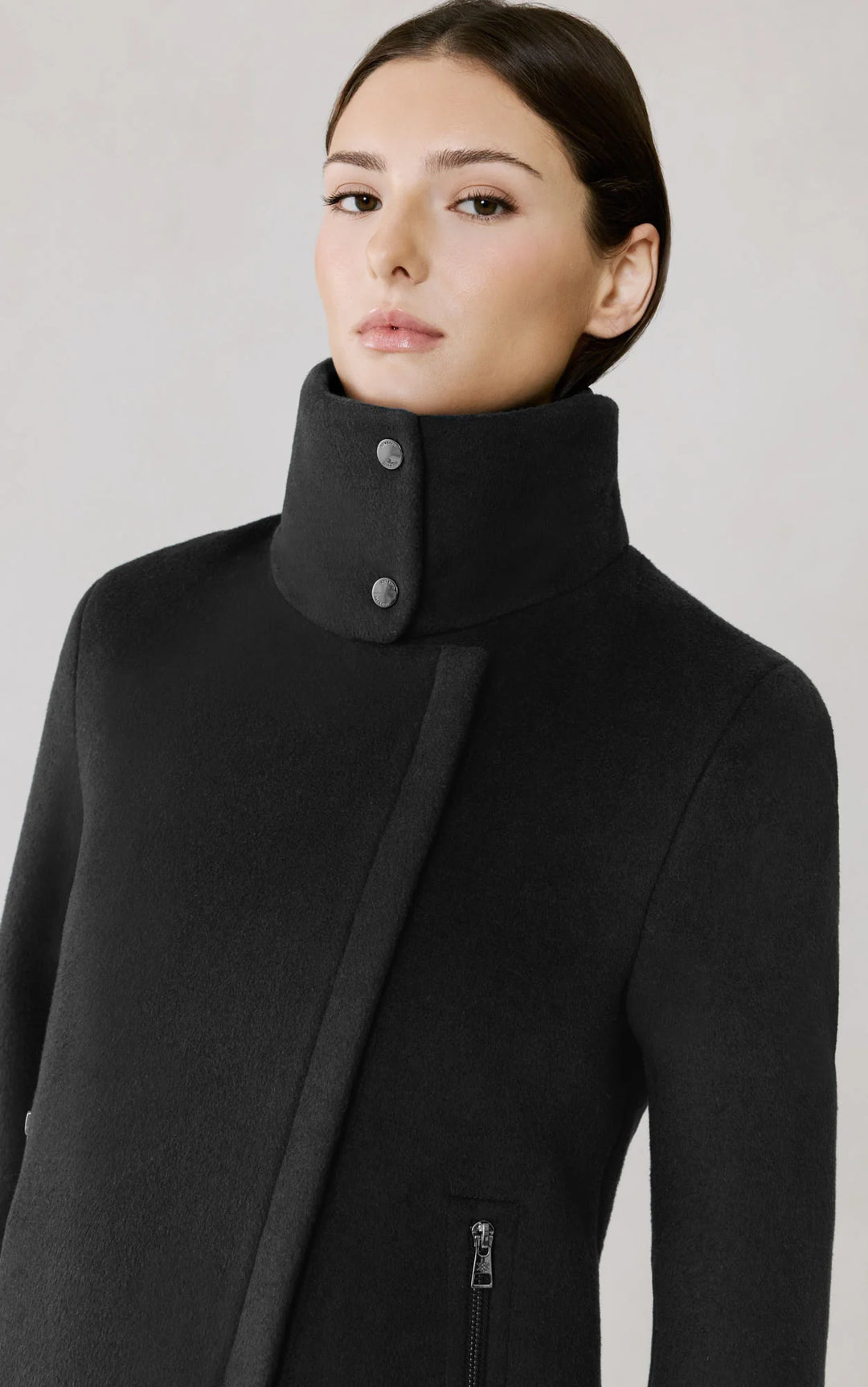 Manteau en laine hybride Abbi - Mi-cuisse à fermeture asymétrique et col amovible