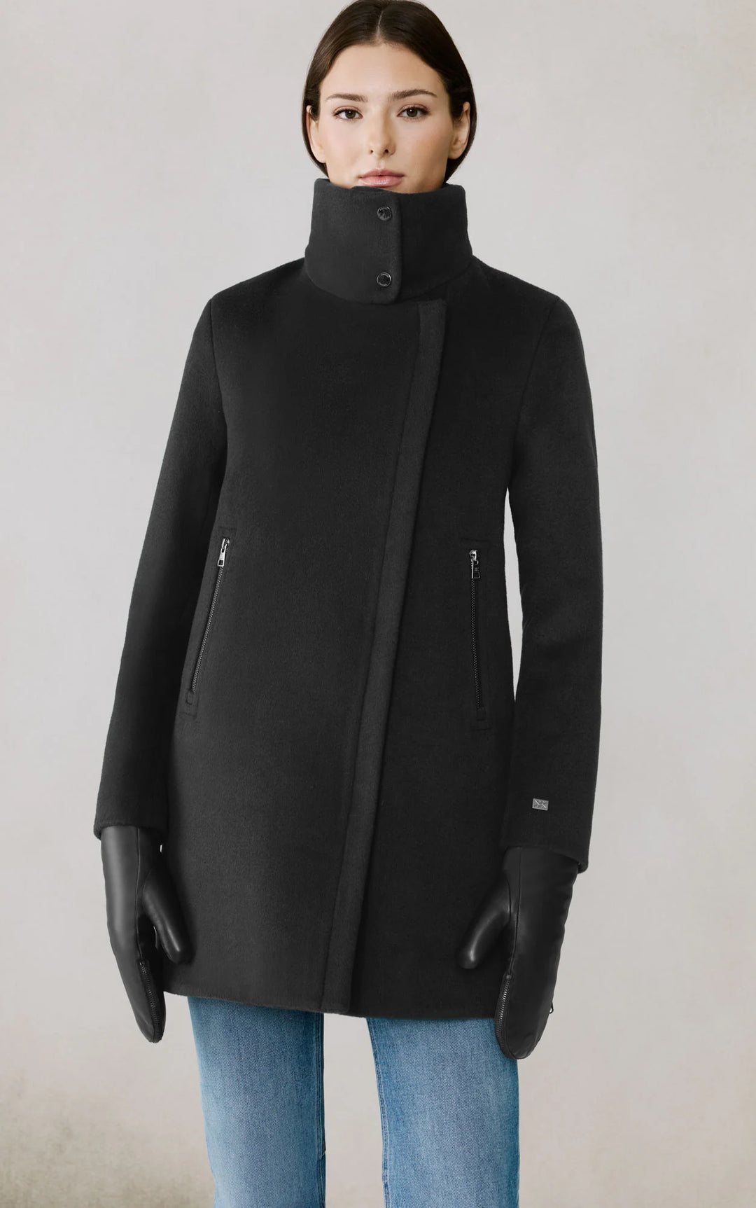 Manteau en laine hybride Abbi - Mi-cuisse à fermeture asymétrique et col amovible
