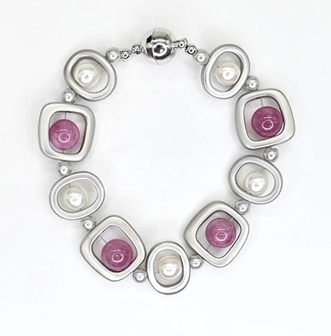Bracelet géométrique argenté avec pierres semi-précieuses roses et perles - À fermoir magnétique