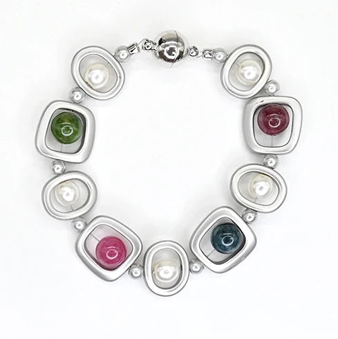 Bracelet géométrique argenté avec pierres semi-précieuses multicolores et perles - À fermoir magnétique