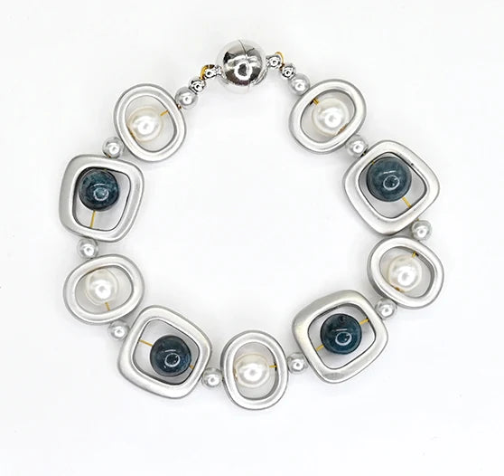 Bracelet géométrique argenté avec pierres semi-précieuses et perles - À fermoir magnétique