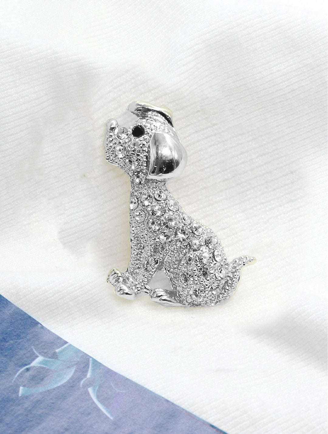 Broche avec chien et strass – Accessoire décoratif