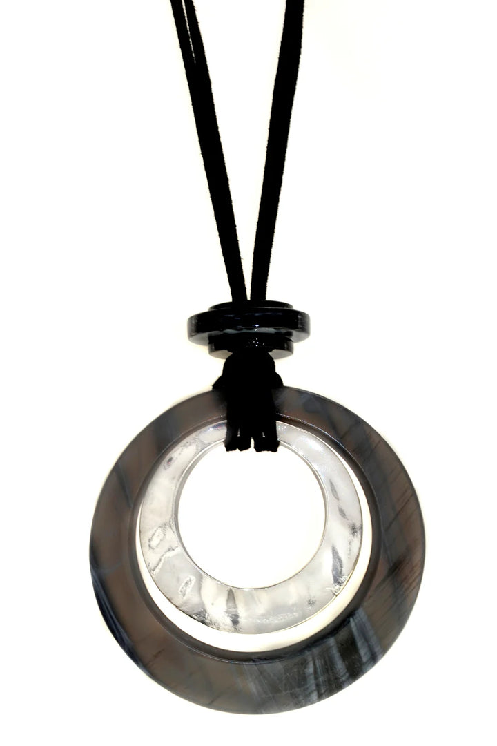 Sautoir long cordon noir et pendentif anneaux résine grise - Anneau nacré
